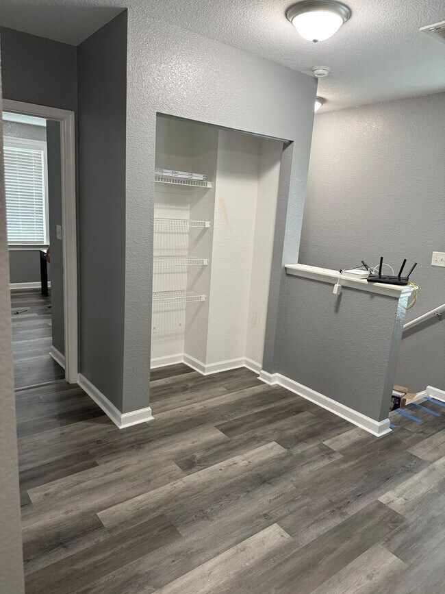 Building Photo - 4 bedroom 3 baths single family house clos...
