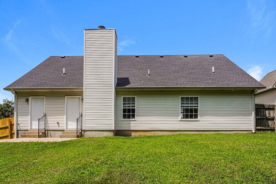Building Photo - 1902 Champlain Dr