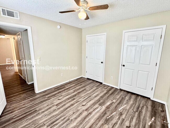 Building Photo - 3 Bed, 2 Bath Townhome with Fenced Yard & Garage / Pet-Friendly / Available Now!