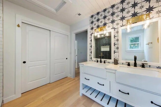 Building Photo - 2319 Santa Rita St