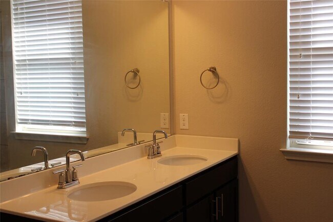 Building Photo - 3240 E Whitestone Blvd