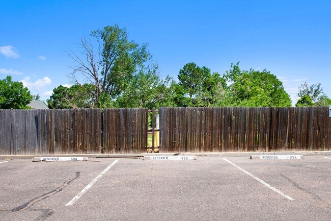 Building Photo - Beautiful 2 Bed 2 Bath Townhouse in Otero Ridge