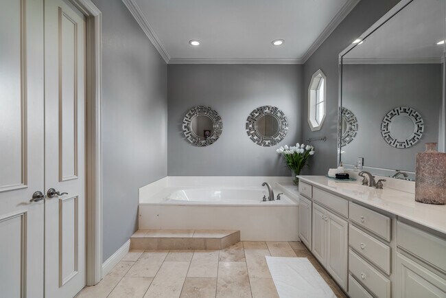 soaking tub - 4003 Wycliff Ave