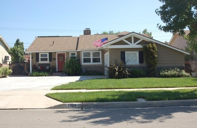 Building Photo - 1324 E Rose Ave