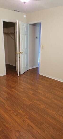 Building Photo - 4611 Bayshore Dr