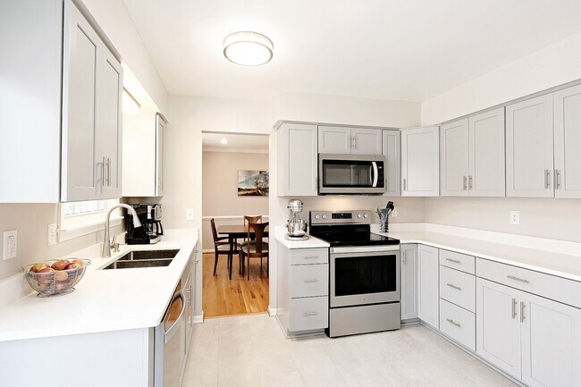 Building Photo - Spacious Pet-Friendly Hollymead Home With Updates