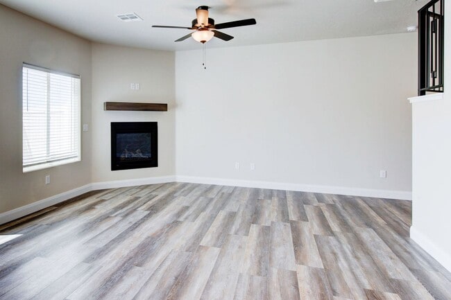 Building Photo - Newer 3 bedroom 2.5 bathroom townhome in Cedar City!