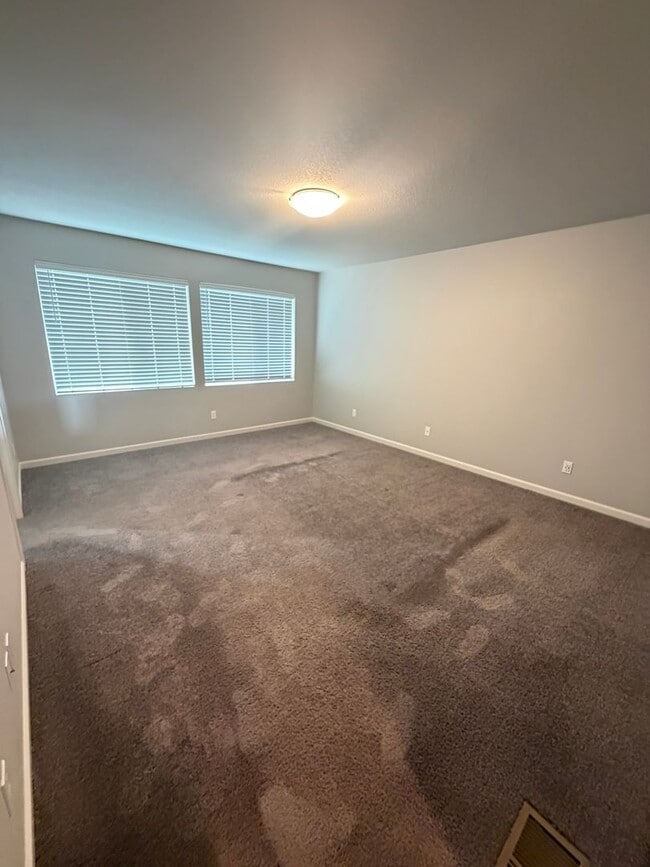 Building Photo - Must See Large Home in HOA Neighborhood!