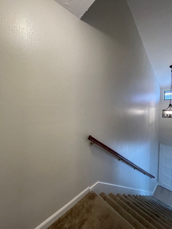 Building Photo - Beautiful Updated 3 Bedroom, 2 1/2 Bath Condo