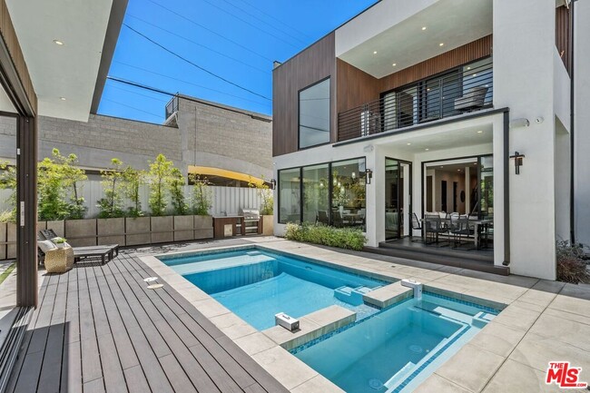 Building Photo - 714 N La Jolla Ave