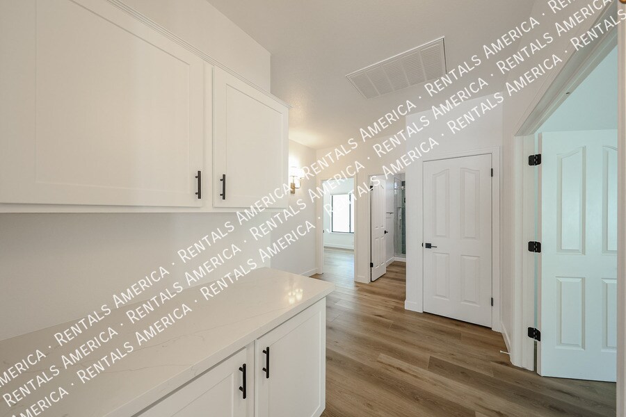 Building Photo - 4812 E Aire Libre Ave