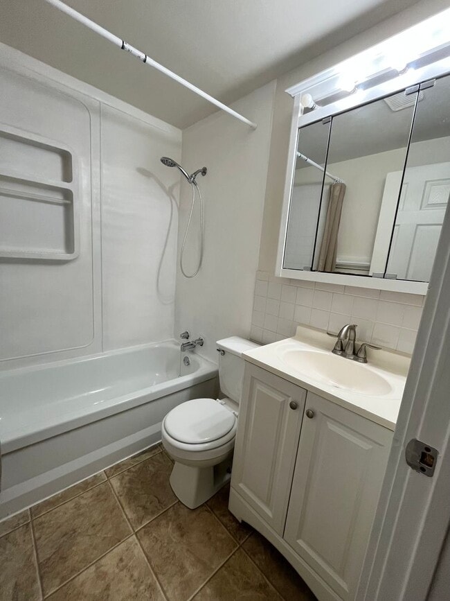 Building Photo - 3 Bed/1 Bath with Bonus Room and Fully Fenced in Yard!