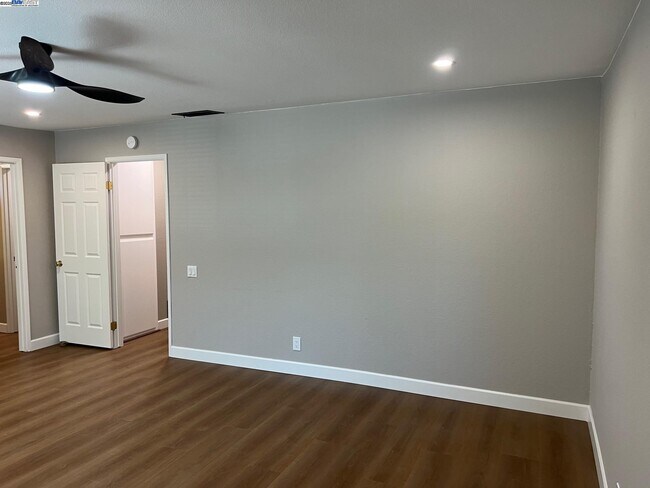 Building Photo - 4919 Mohr Ave