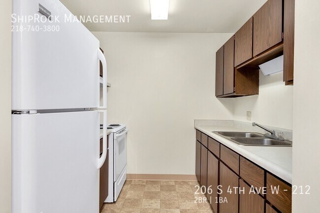 Building Photo - 206 S 4th Ave W