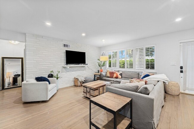 Building Photo - 162 Vassar Dr