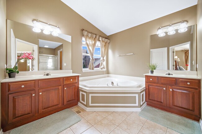 Building Photo - 1044 Oakhill Dr