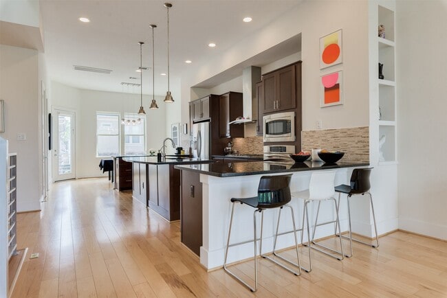 Building Photo - 5429C Hidalgo St