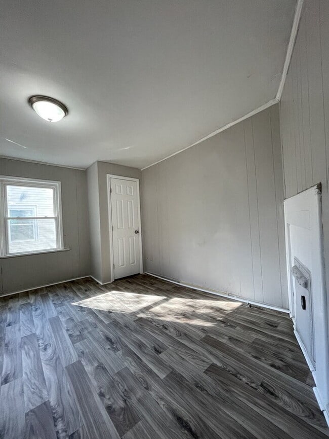 Building Photo - 419 Douglas St