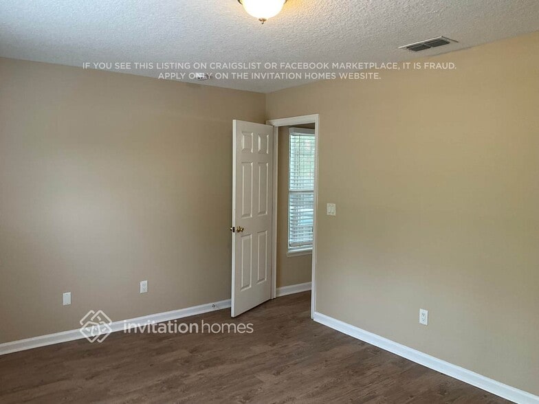 Building Photo - 204 Hidden Lake Dr