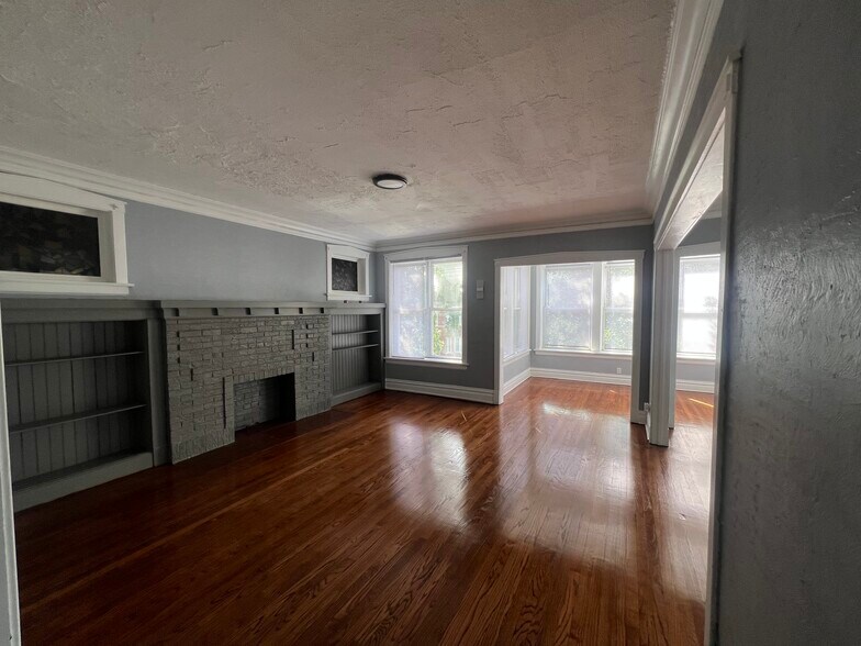 Building Photo - 6715 S Ridgeland Ave