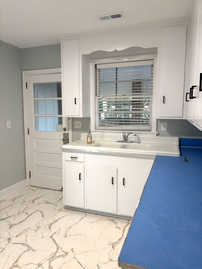 Building Photo - 2 Bedroom | 1 Bathroom Home – Downtown Charleston - Available NOW! Short term lease!