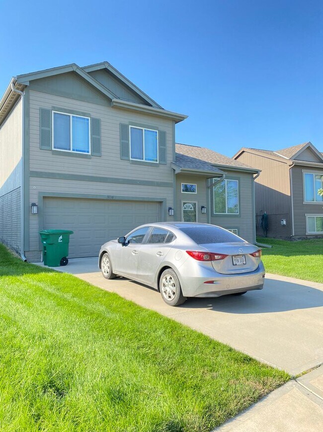 Building Photo - Beautiful 3 bed 2 bath house $1995, Glenmo...