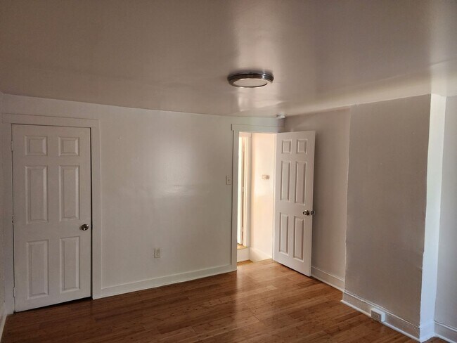 Building Photo - 221 N Scott St