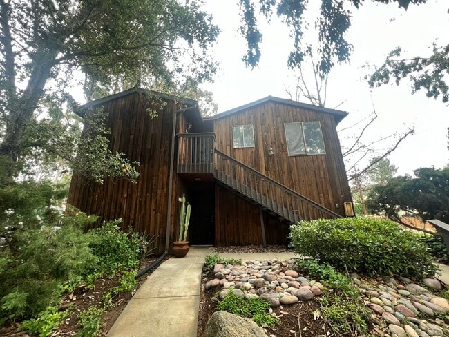 Building Photo - Large 1BR/1BA Updated End Unit (Upper Floor) Condo in Alpine Oaks