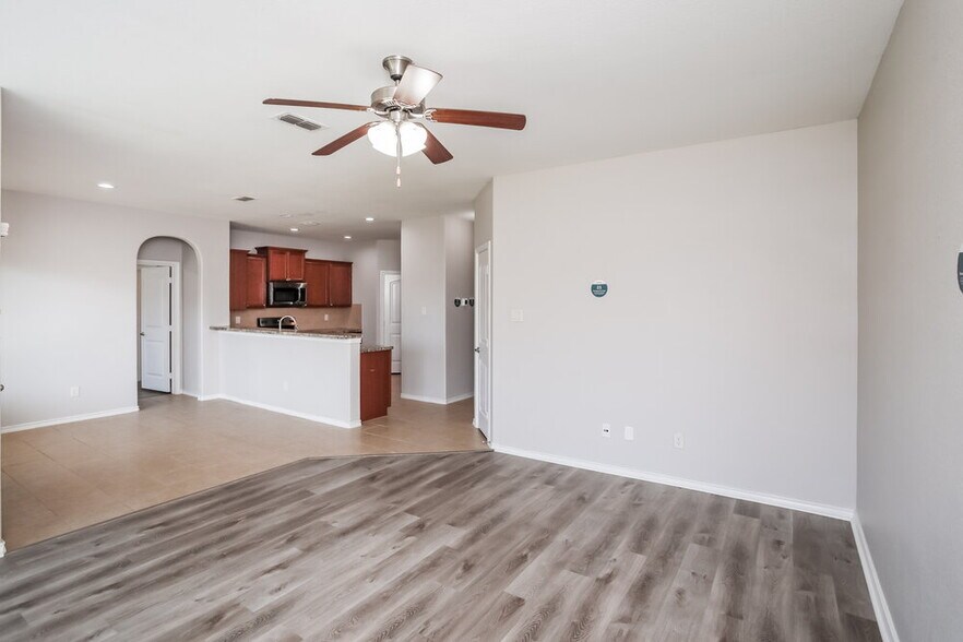 Building Photo - 5126 Meadow Ln