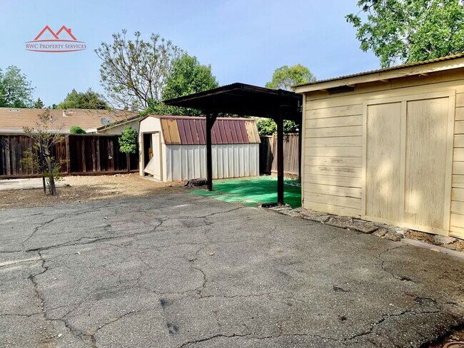 Building Photo - 1385 Ranchita Dr