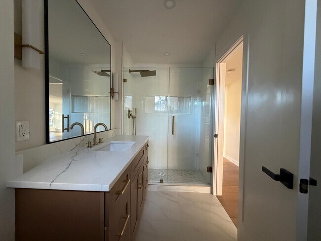 Building Photo - 2618 Pine Village Dr