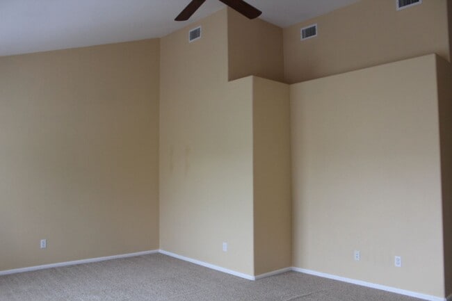 Building Photo - Reduced Price! Cozy and Convenient 2 Bedro...