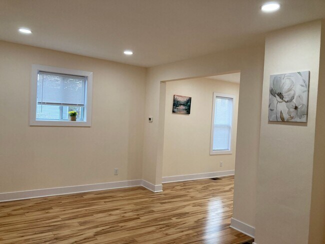 Building Photo - 2 Bedroom  Renovated Century Home Modern S...