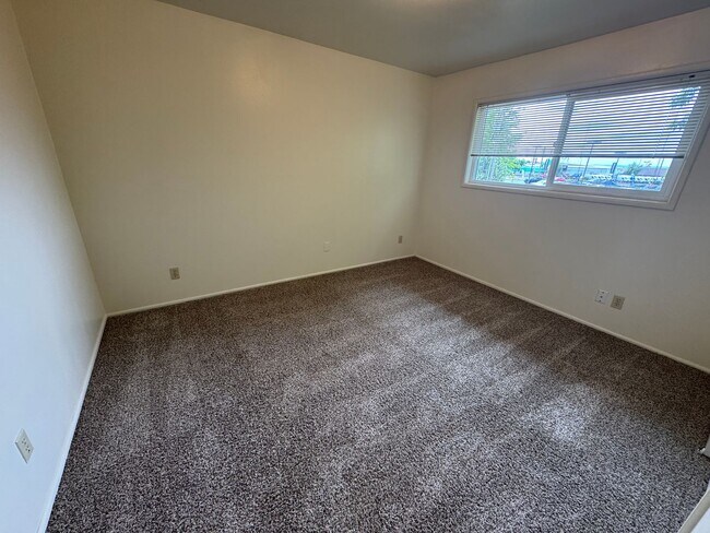 Building Photo - (964) 2 Bedroom / 1 Bathroom