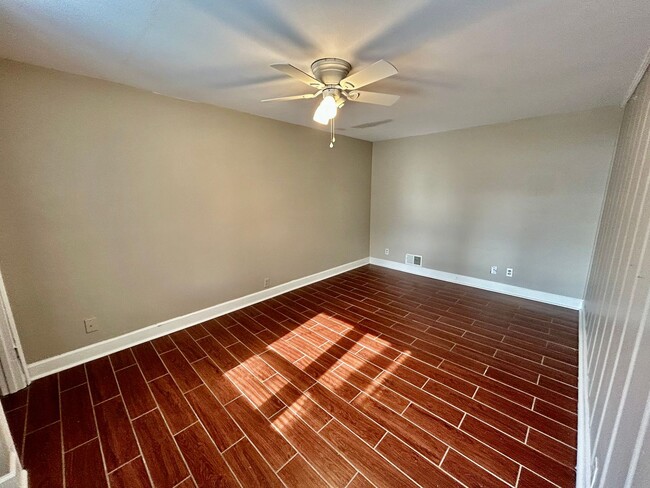 Building Photo - 2 Bedroom in Richmond! - Water Included!