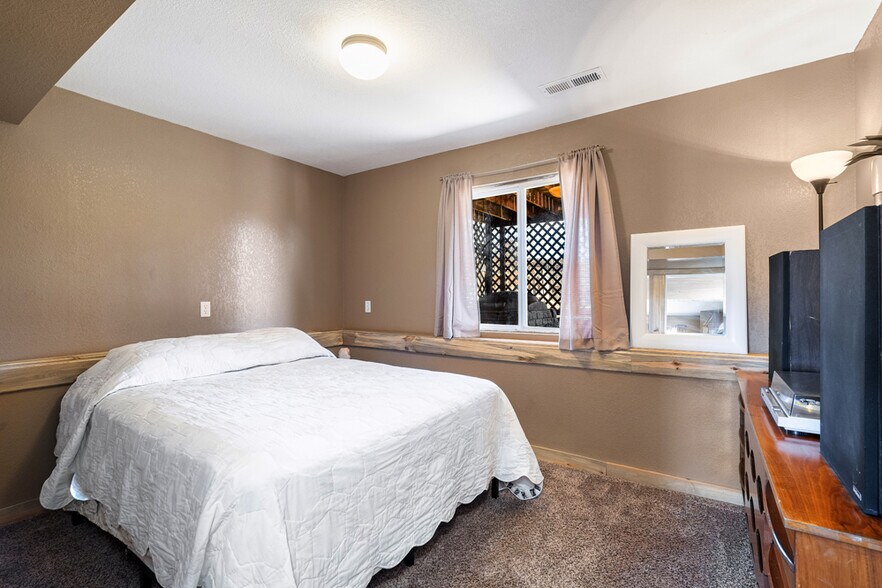 Lower level bedroom - 500 Broadview Dr