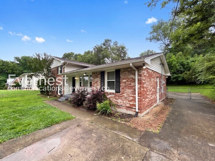 Building Photo - 130 Roberta Dr