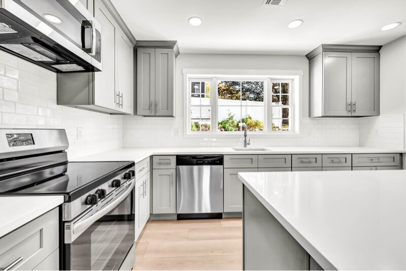 Building Photo - 670 E Main St