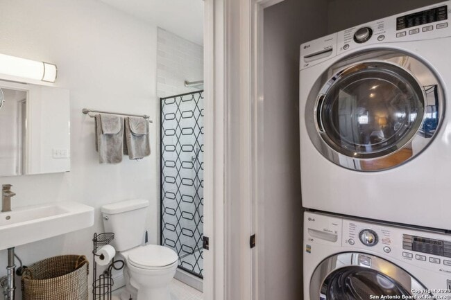Building Photo - HISTORIC CHARM IN KING WILLIAM