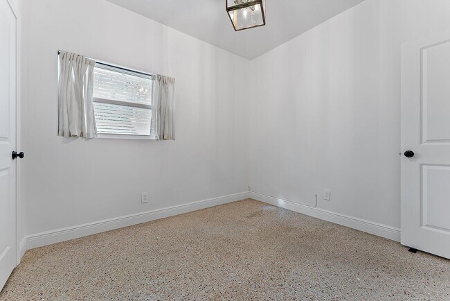 Building Photo - 513 E Whitney Dr