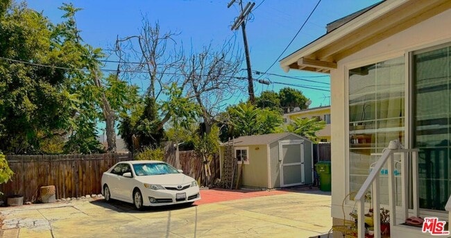 Building Photo - 416 Serrano Ave