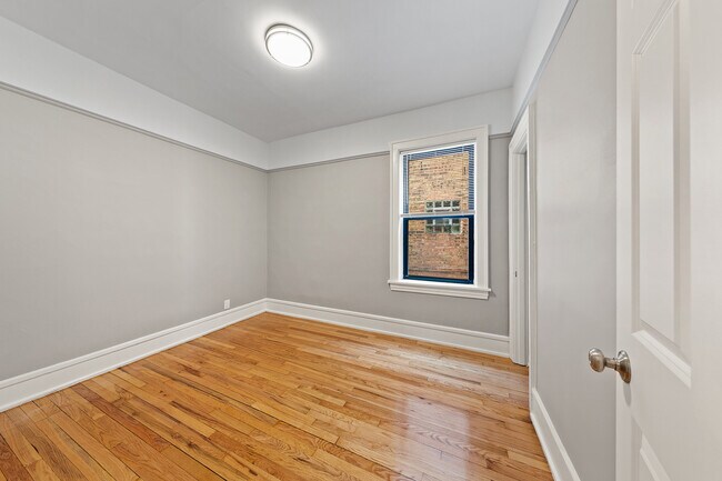 Building Photo - 3536 N Wolcott Ave