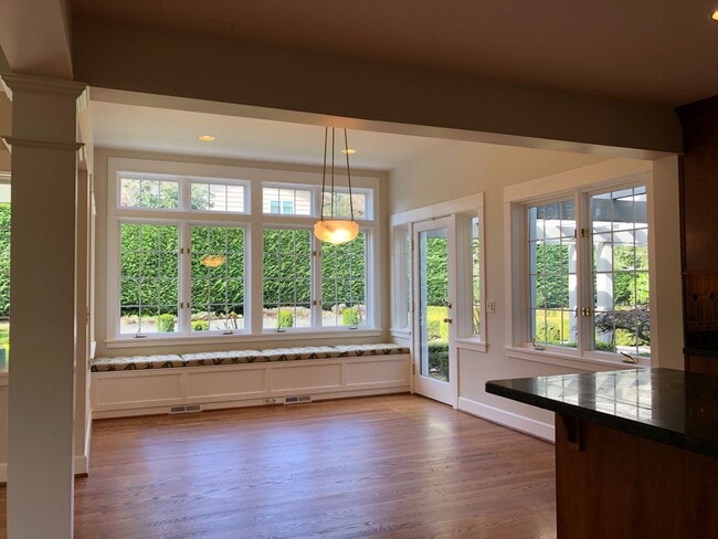 Building Photo - Elegant and Luxury home in Medina, 5 bedro...