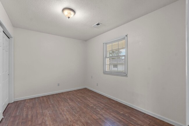 Building Photo - 215 Marigold Ln