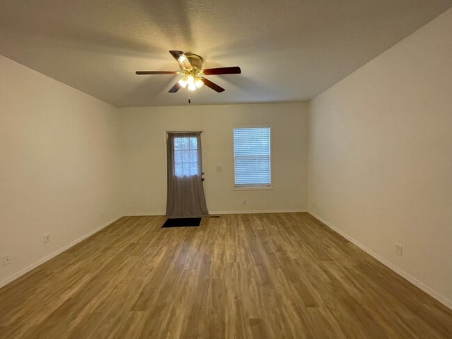 Building Photo - Charming and Updated 1913's Home! Woodstoc...