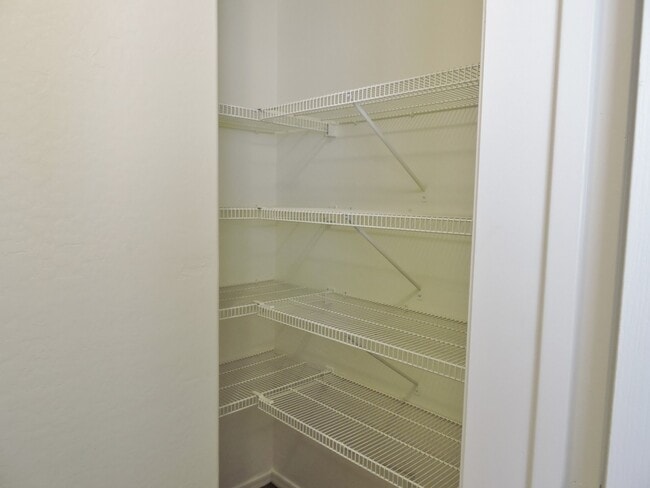 Building Photo - 4 BEDROOM 2 1/2 BATHROOM WITH OFFICE AND LOFT