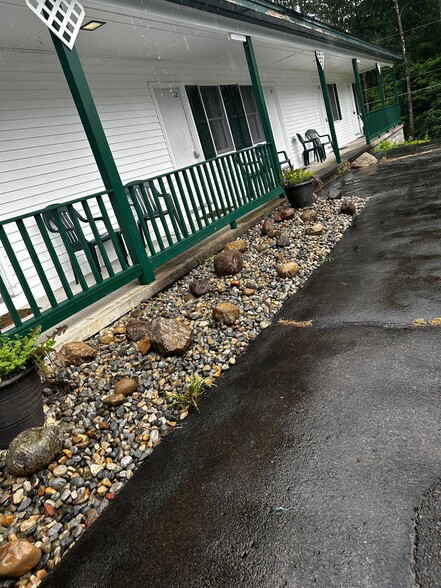 Paved Parking - 302 Lake Ave