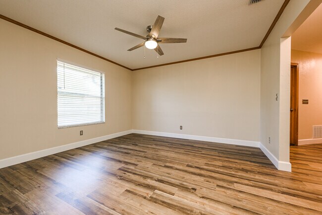 Building Photo - 1523 Poplar Dr