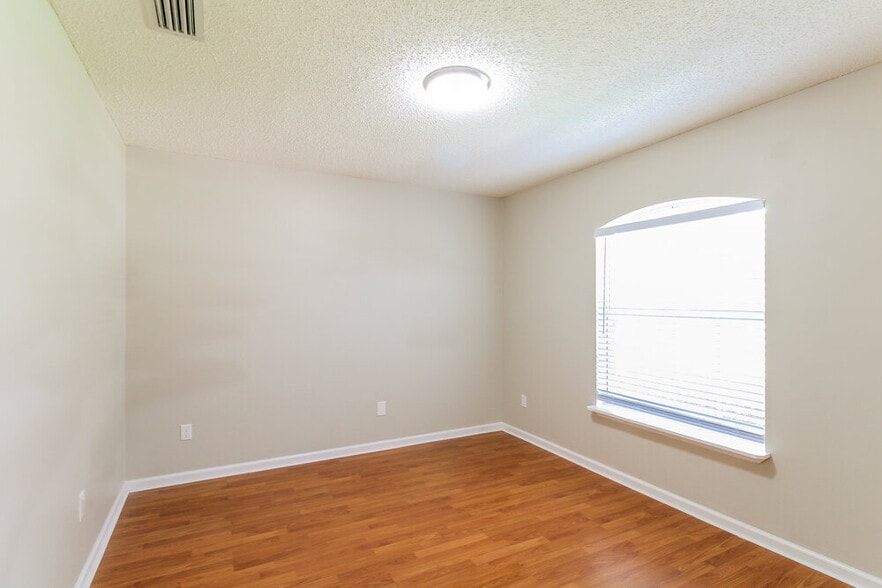 Building Photo - 717 S Lake Cunningham Ave