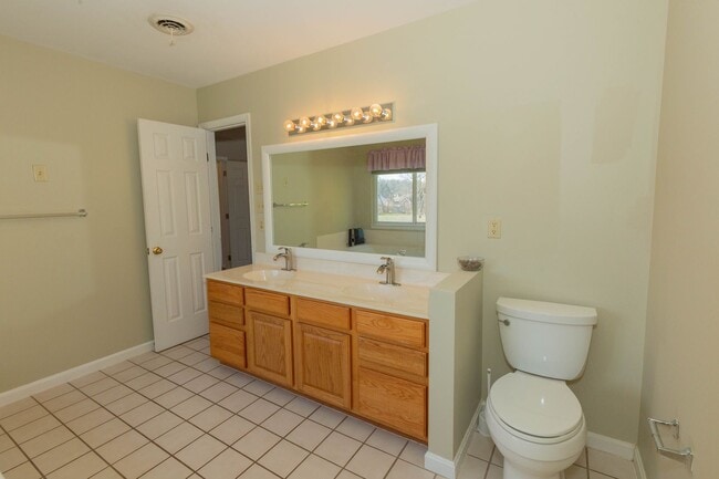 Building Photo - 4 bed, 3.5 bath Single Family Home in Charles Town, WV